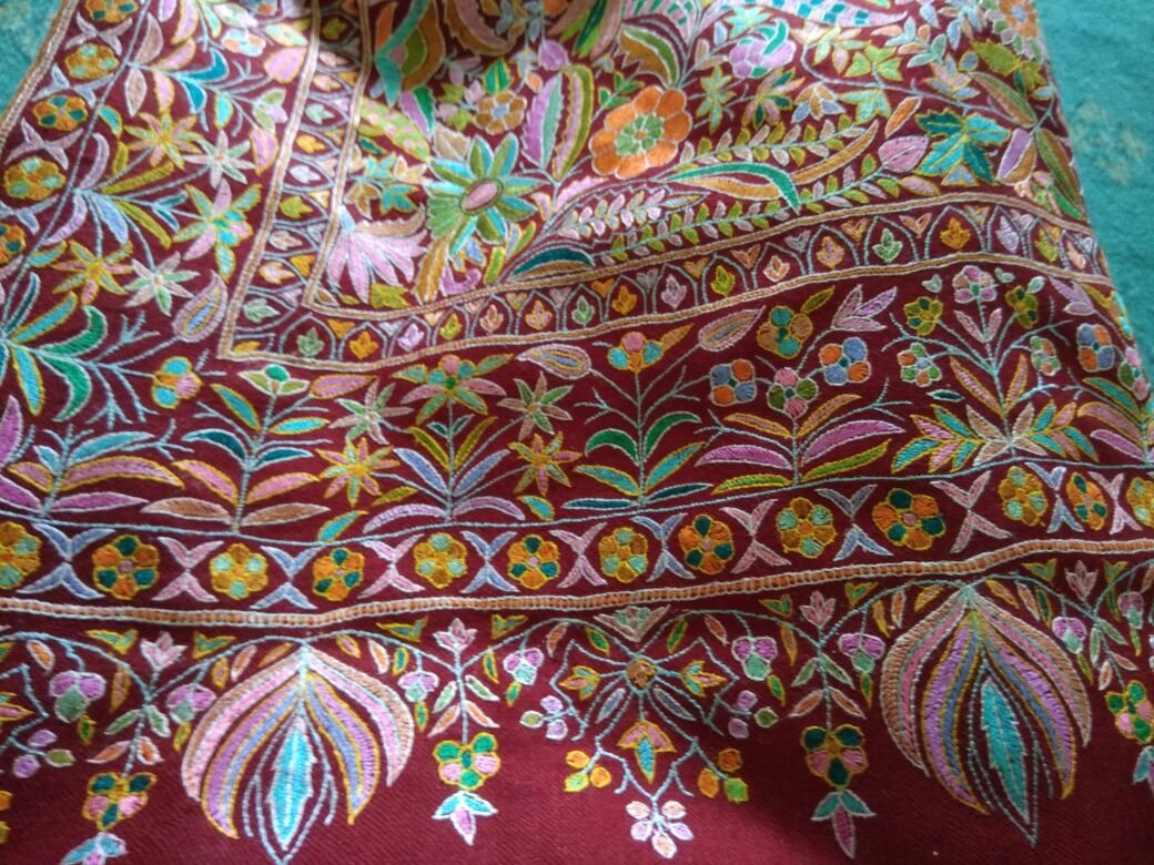 The Definitive Guide to Authentic Kashmiri Pashmina: How to Verify Real Cashmere from Counterfeits